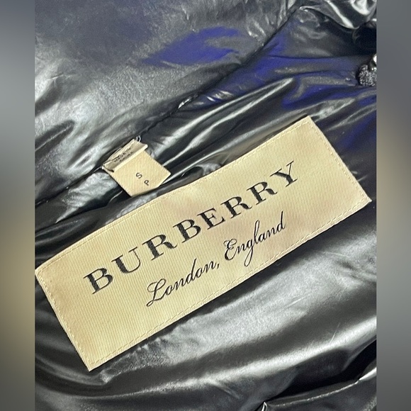 BURBERRY (AUTHENTIC)  HOODED QUILTED JACKET size S - Picture 9 of 13